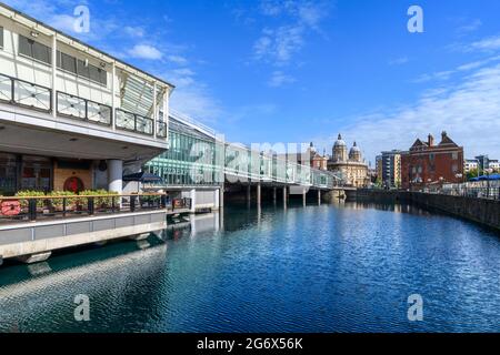 Centre commercial Princes Quay près de la marina de Hull. Le centre est construit sur des pilotis au-dessus de Prince's Dock d'après lequel il est nommé. Il a été ouvert en 1991. Banque D'Images