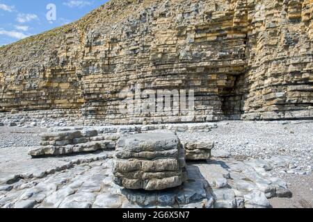 Llantwir Major Beach avec une falaise élevée et des rochers sur la côte de Glamourgan Banque D'Images