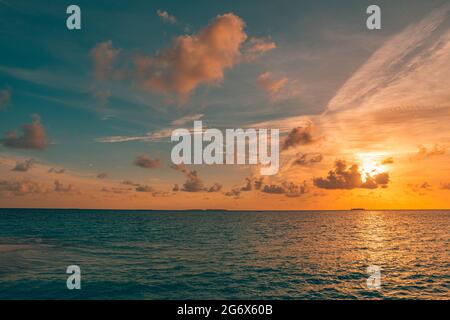 Gros plan sur la plage. Paysage de plage panoramique. Inspirez l'horizon marin tropical de la plage. Coucher de soleil orange et doré ciel calme tranquille détente Banque D'Images