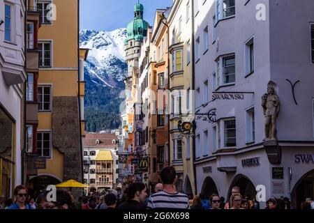 Innsbruck, Autriche - 10 avril 2015 - le Goldenes Dachl est une structure historique vue au bout d'une rue animée située dans la vieille ville d'In Banque D'Images