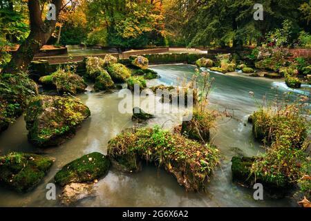 Jardin anglais de Munich le parc Englischer garten en automne. Munchen, Bavière, Allemagne Banque D'Images