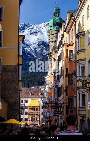 Innsbruck, Autriche - 10 avril 2015 - le Goldenes Dachl est une structure historique vue au bout d'une rue animée située dans la vieille ville d'In Banque D'Images