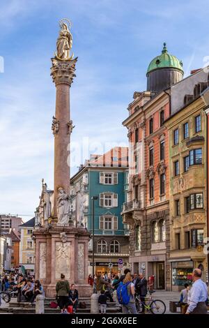 Innsbruck, Autriche - 10 avril 2015 - de beaux bâtiments et structures de la célèbre vieille ville d'Innsbruck, dans un ciel bleu Banque D'Images