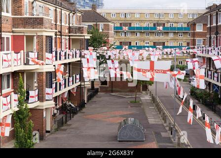 Des centaines de drapeaux d'Angleterre décorent chaque maison tenue dans Kirby Estate, Londres, CHAMPIONNAT DE football EURO 2020, Angleterre, Royaume-Uni Banque D'Images