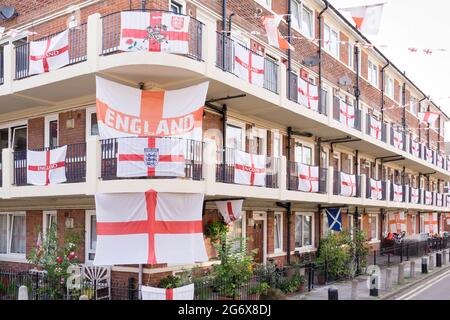 Des centaines de drapeaux d'Angleterre décorent chaque maison tenue dans Kirby Estate, Londres, CHAMPIONNAT DE football EURO 2020, Angleterre, Royaume-Uni Banque D'Images