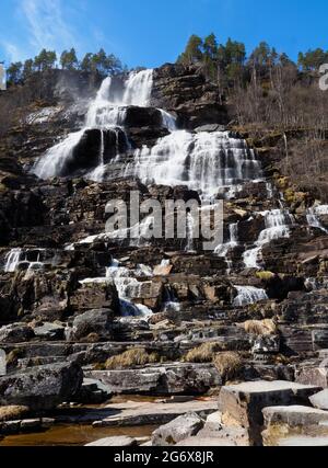 Cascade de Tvindefossen et réserve naturelle près de Voss en Norvège Banque D'Images