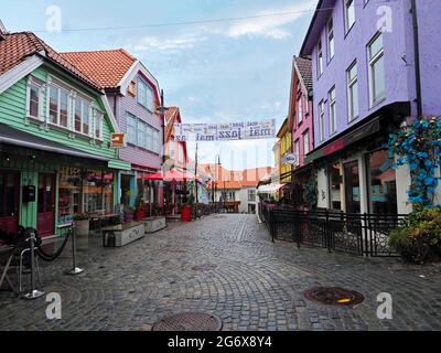 Rues et port de la vieille ville de Stavanger Norvège avec des bâtiments historiques en bois Banque D'Images