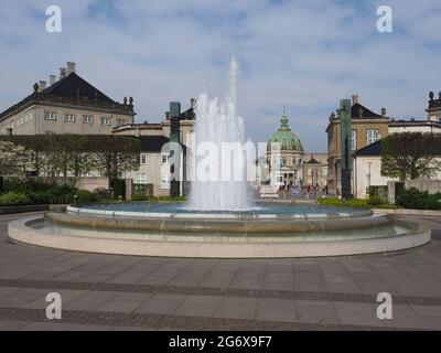 Palais et cours royaux d'Amalienborg avec statues, fontaines et bâtiments historiques impressionnants Banque D'Images