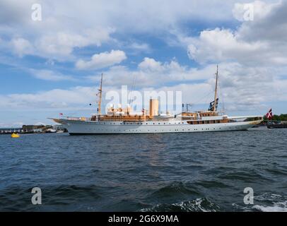 Le Royal Yacht Dannebrog amarré à Copenhague sous les cieux de l'été Banque D'Images