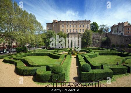 Jardin français formel conçu par le notre avec des buis géométriques et des entrecasteaux Château Var Provence France Banque D'Images