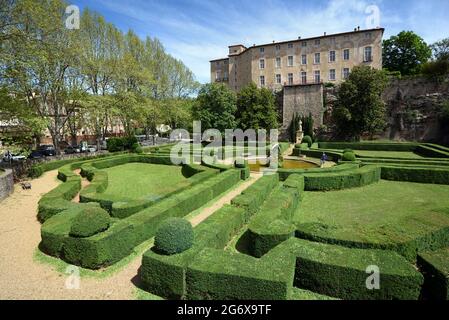 Jardin français formel conçu par le notre avec des buis géométriques et des entrecasteaux Château Var Provence France Banque D'Images