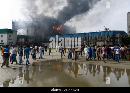 Dhaka, Bangladesh. 09e juillet 2021. Vue d'un bâtiment endommagé après qu'un incendie a éclaté dans une usine nommée Hashem Foods Ltd à Rupganj, dans le district de Narayanganj, à la périphérie de Dhaka.au moins trois personnes ont été tuées, 20 autres blessées et beaucoup d'autres sont craints piégés après un incendie massif qui a traversé une usine. la cause de l'incendie qui a pris naissance au rez-de-chaussée d'un immeuble de plusieurs étages de l'usine n'est pas encore connue. Crédit : SOPA Images Limited/Alamy Live News Banque D'Images