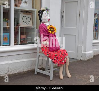 Elie, East Neuk, Fife, Écosse. 9 juillet 2021. Le 9e Festival annuel de Scarecrow commence aujourd'hui vendredi. L'événement a généralement lieu pendant le week-end des fêtes de mai. Cependant, le festival a été retardé en raison des restrictions de Covid. Cette année, l'écran d'arnaque prendra la place du jour de Fayre d'Elie. Les organisateurs visent 50 épouvantails cette année. Les festivités se déroulent jusqu'au dimanche 18 juillet. Au lieu du vote public habituel, un jury sélectionnera les meilleurs escrocs du village. Les gagnants seront annoncés à 14 h le dimanche. Crédit : Arch White/Alamy Live News. Banque D'Images