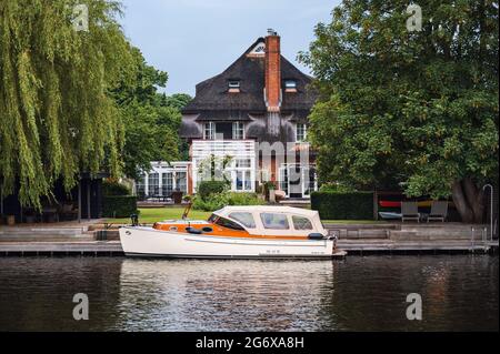 BERLIN, ALLEMAGNE - septembre 2018 : Chevrolet Chevelle 1968 en noir devant d'autres voitures classiques Banque D'Images