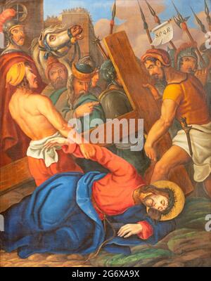 VIENNE, AUSTIRA - JUNI 17, 2021: La peinture Jésus tombe sous la croix en tant que partie des stations de Cross Way dans l'église Rochuskirche par un artiste inconnu. Banque D'Images