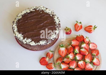 Gâteau au chocolat avec cacahuètes et fraises. Le processus de fabrication d'un gâteau. Banque D'Images