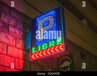 détail d'un panneau lumineux de stationnement public sur le mur, indiquant les places de stationnement gratuites Banque D'Images