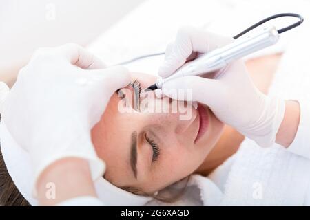 Woman getting sourcil traitement en salon de beauté Banque D'Images