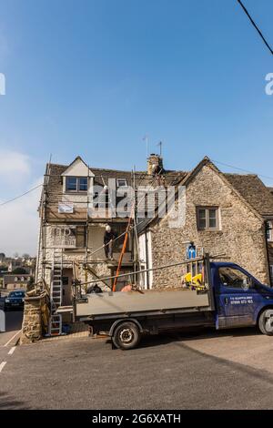 Les ouvriers ont mis des fracas à Cotswold Cottage, Tetbury, Gloucestershire, royaume-uni Banque D'Images