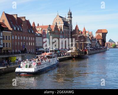 Centre-ville de Gdansk avec une architecture colorée et des rues pleines de touristes et de vie Banque D'Images