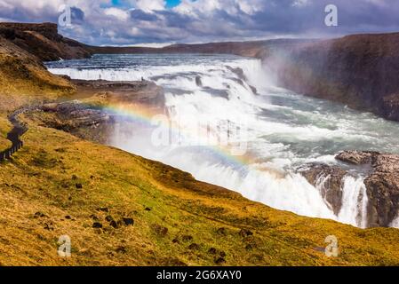 Arc-en-ciel dans le jet aux puissantes chutes de Gullfoss, Islande Banque D'Images