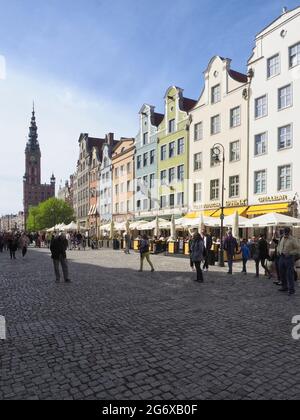 Centre-ville de Gdansk avec une architecture colorée et des rues pleines de touristes et de vie Banque D'Images