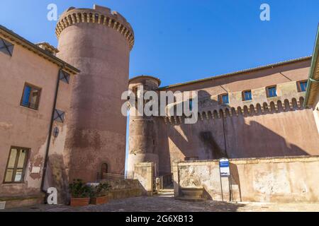 Entrée du château médiéval de Santa Severa (commune de Santa Marinella) situé le long de l'ancienne via Aurelia près de Rome en face de la Tyrrhéni Banque D'Images