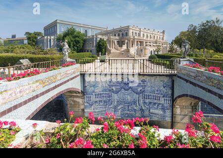 Palais de Queluz, municipalité de Sintra, Portugal. Le Jardim Baixo ou le jardin inférieur. La construction du palais a commencé en 1747 sous la supervision de Banque D'Images