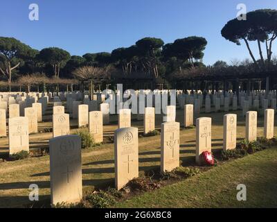 ANZIO, ROME, ITALIE - 23 JANVIER 2020 : lignes de tombes dans le cimetière de guerre de Beach Head (également appelé cimetière anglais) à Anzio, Italie Banque D'Images