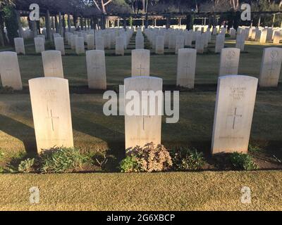 ANZIO, ROME, ITALIE - 23 JANVIER 2020 : les tombes de soldats non identifiés portent l'inscription « connu de Dieu » dans le cimetière de guerre de Beach Head (également appelé Banque D'Images