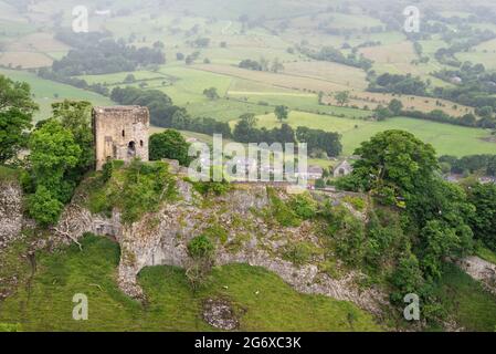 Château de Peveril sur un crag calcaire au-dessus du village de Castleton dans le parc national du Peak District, Derbyshire, Angleterre. Banque D'Images