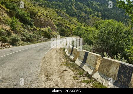 Route sinueuse dans les montagnes du Dagestan . Dagestan, Russie Banque D'Images