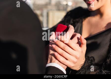 vue rognée de l'homme faisant la proposition à la femme à l'extérieur Banque D'Images