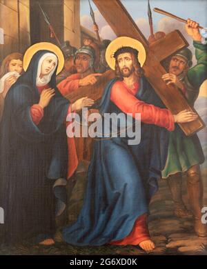 VIENNE, AUSTIRA - JUNI 17, 2021: La peinture Simon de Cyrène aide Jésus à porter la croix dans les stations de Cross Way de l'église Rochuskirche Banque D'Images