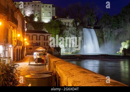 Isola del Liri, Italie - 10 février 2020 : longue exposition et vue nocturne de la ville médiévale d'Isola del Liri célèbre pour ses cascades dans le centre historique Banque D'Images