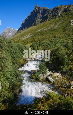 Magnifique vue depuis le sentier de randonnée de Fosseråsa de la cascade de Storsæterfossen avec les montagnes, et le paysage de la vallée. Fjord de Geiranger, Norvège. Banque D'Images