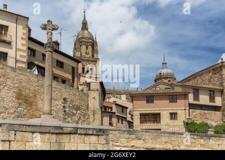 Salamanca / Espagne - 05 12 2021: Vue sur les bâtiments du centre-ville de Salamanca et la tour de la cathédrale de Salamanca coupole en arrière-plan Banque D'Images