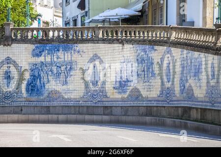 Viseu / Portugal - 05/08/2021 : vue générale de l'emblématique panneau de tuiles, conçu et peint par Joaquim Lopes en 1931, représente les costumes régionaux et Banque D'Images