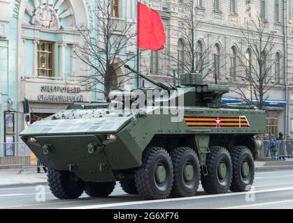 30 avril 2021 Moscou, Russie. Boomerang Armored personnel Carrier sur la rue Tverskaya à Moscou. Banque D'Images