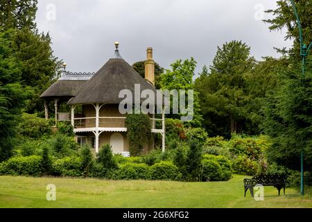 Le Swiss Cottage l'un des nombreux sites dans les beaux jardins à Shuttleworth Banque D'Images