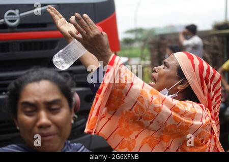 Narayanganj. 9 juillet 2021. Les gens réagissent au site d'incendie de l'usine de jus à Narayanganj, au Bangladesh, le 9 juillet 2021. Au moins 51 travailleurs sont morts dans une usine de jus de fruit dans le district de Narayanganj au Bangladesh, à environ 20 km de la capitale Dhaka, pris le feu jeudi, a déclaré un haut responsable vendredi. Credit: Xinhua/Alay Live News Banque D'Images