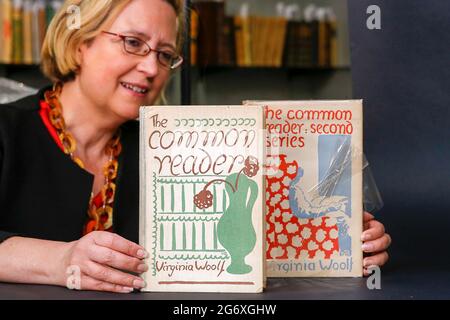 Newdièse, vert Wisborough. 09e juillet 2021. Vente aux enchères de livres et de manuscrits de Bellmans, Wisborough Green, West Sussex. Silke Lohmann posant avec l'édition moderne de Virginia Woolf's le lecteur commun à Bellmans Auction House à Wisborough Green. Crédit : james jagger/Alay Live News Banque D'Images