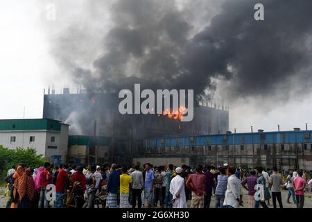 Dhaka, Bangladesh. 09e juillet 2021. Vue d'un bâtiment endommagé après qu'un incendie a éclaté dans une usine nommée Hashem Foods Ltd à Rupganj, dans le district de Narayanganj, à la périphérie de Dhaka.au moins trois personnes ont été tuées, 20 autres blessées et beaucoup d'autres sont craints piégés après un incendie massif qui a traversé une usine. la cause de l'incendie qui a pris naissance au rez-de-chaussée d'un immeuble de plusieurs étages de l'usine n'est pas encore connue. Crédit : SOPA Images Limited/Alamy Live News Banque D'Images