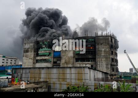 Dhaka, Bangladesh. 09e juillet 2021. Vue d'un bâtiment endommagé après qu'un incendie a éclaté dans une usine nommée Hashem Foods Ltd à Rupganj, dans le district de Narayanganj, à la périphérie de Dhaka.au moins trois personnes ont été tuées, 20 autres blessées et beaucoup d'autres sont craints piégés après un incendie massif qui a traversé une usine. la cause de l'incendie qui a pris naissance au rez-de-chaussée d'un immeuble de plusieurs étages de l'usine n'est pas encore connue. Crédit : SOPA Images Limited/Alamy Live News Banque D'Images