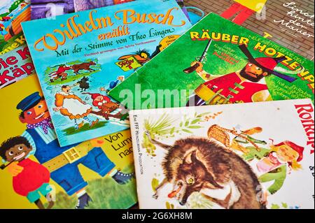 Berlin, Allemagne - 25 août 2019 : diverses couvertures de disques vinyles avec des pièces de radio allemandes pour les enfants des années 70. Banque D'Images