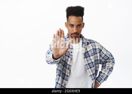 Arrête-toi tout droit. Un homme afro-américain confiant se démène, se froissant et regardant sérieusement, rejetant, disons non, d'interdire les mauvais smth, interdisant toute entrée Banque D'Images