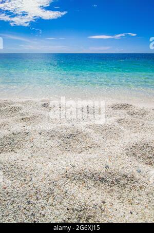 Cabras (Italie) - la ville touristique côtière de la région et de l'île de Sardaigne, avec plage, péninsule de Sinis et site archéologique de Tharros. Banque D'Images