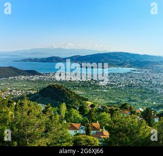 Vue sur la ville de Volos depuis le mont Pélion, Grèce Banque D'Images