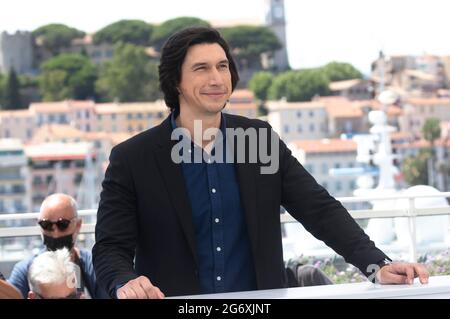 Adam Driver pose au photocall du film 'Annette' lors du 74e Festival annuel du film de Cannes au Palais des Festivals à Cannes, France, le 06 juillet 2021.