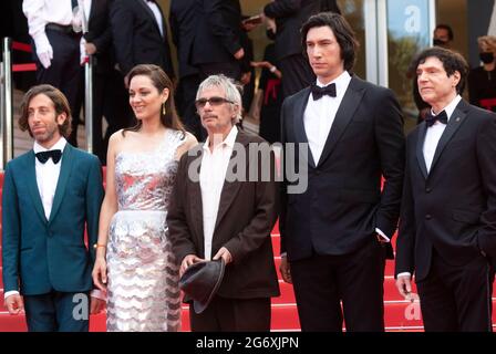 Simon Helberg (l-r), Marion Cotillard, réalisateur Leos Carax, Adam Driver et Ron Mael assistent à la première « Annette » du 74e Festival annuel de Cannes au Palais des Festivals de Cannes, le 06 juillet 2021. Banque D'Images